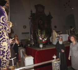 Su Majestad la Reina permanece de pie durante unos momentos de recogimiento